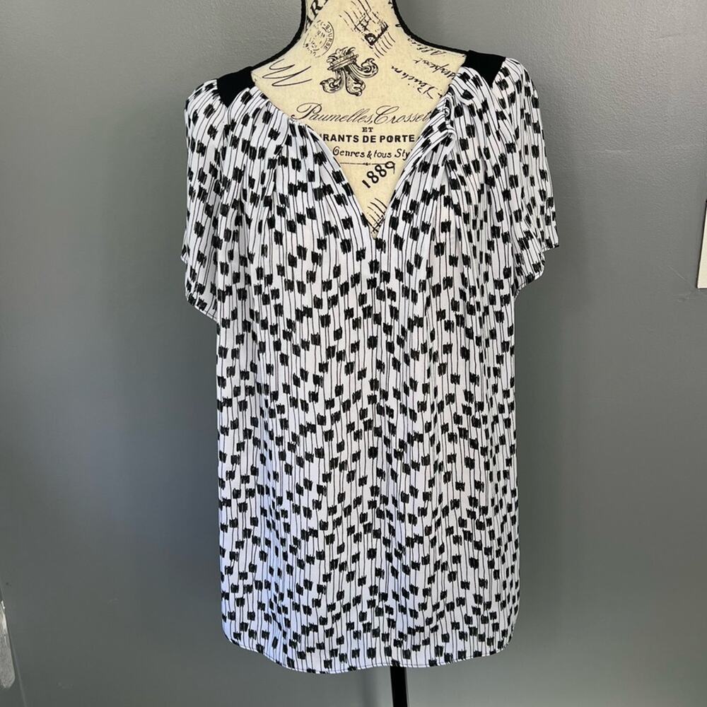 Worthington black and white v-neck short sleeve patterned blouse
